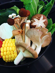 鱼豆腐鱼摄影照片_涮锅蔬菜套餐，香菇，甜玉米