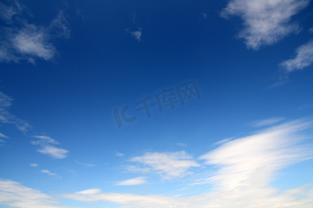深蓝色蓝色摄影照片_深蓝色的天空与云彩
