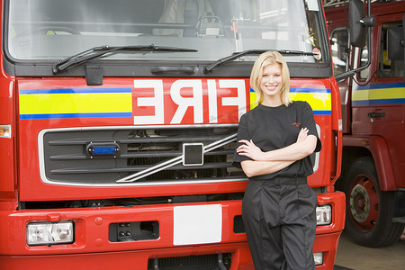 女消防员摄影照片_站在消防车前的女消防员