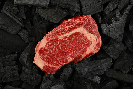 大理石纹摄影照片_在木炭上烹调生牛肉肋眼牛排