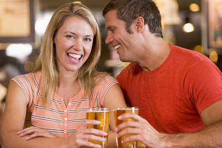 喝啤酒摄影照片_一起喝啤酒的情侣