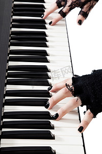钢琴吉他摄影照片_演奏键盘钢琴的女性哥特乐队