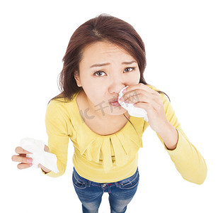 亚洲年轻女子用纸巾流鼻涕