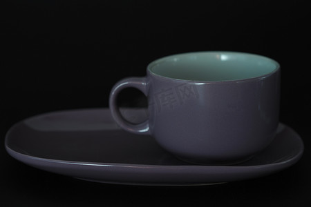 黑色背景上的一对紫色茶。