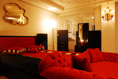 红色的豪华卧室