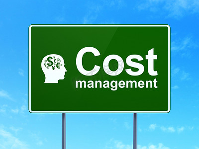 财务概念： 成本管理和路标背景上带有财务符号的负责人