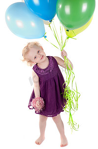 穿着气球的可爱小女孩