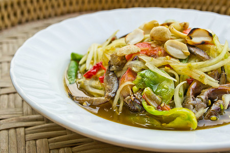 木瓜沙拉，泰国菜，放在盘子里