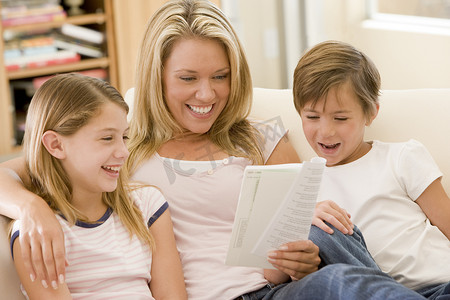 女人和两个小孩在客厅里看书和 smi