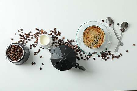 平躺式组合物，在白色背景上配有咖啡时间配饰、文字空间和顶视图