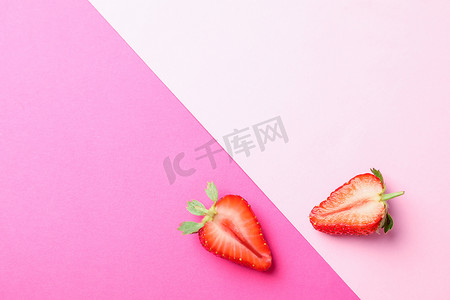 两种颜色背景上的一半草莓，文本空间。