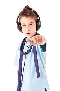 小男孩音乐摄影照片_可爱的小男孩用耳机享受音乐