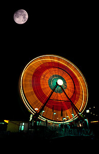 Moon摄影照片_Fair Moon Full Lunar 在当地 Fair Midway Canival Ride 上展示