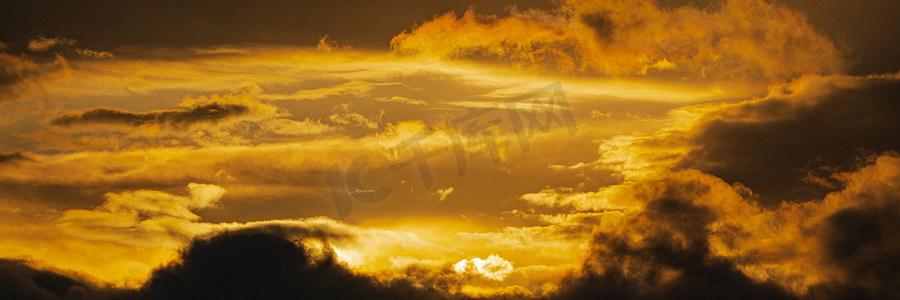 戏剧性的云彩的全景照亮了升起的太阳漂浮的天空改变天气。
