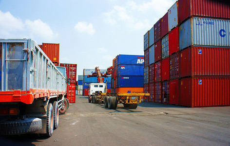 越南口岸的卡车、拖车装载集装箱