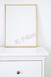 白色家居装饰海报摄影照片_白色内饰、家居装饰中艺术、海报或照片的金色框架