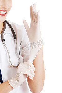 戴无菌手套的漂亮年轻医生或护士。