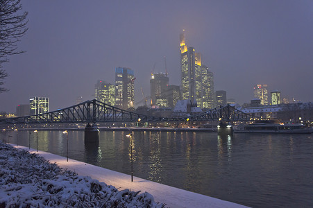 法兰克福，雪夜城市景观，莱茵河，德国，欧洲