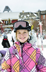 冬季度假胜地戴滑雪头盔的快乐女孩