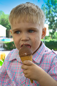男孩舔冰淇淋