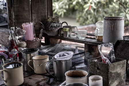 当地咖啡馆 — 装饰着古董木制家具和古董，在柜台上制作传统的泰式咖啡和茶，在街头食品市场出售，复古风格