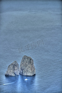 海中小岛摄影照片_从海中升起的岩石
