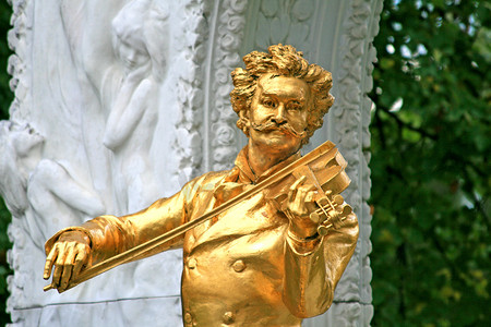 约翰施特劳斯在维也纳 Stadtpark 的雕像