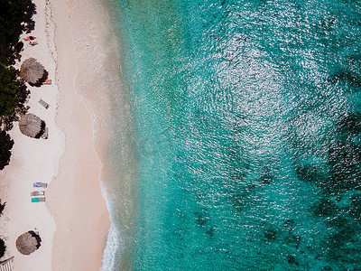 荷属安的列斯摄影照片_加勒比海的 Playa Kalki 库拉索岛热带岛屿，从空中俯瞰库拉索岛加勒比荷属安的列斯群岛西侧的 Playa Kalki 海滩