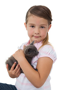 抱着猫睡觉的女孩摄影照片_抱着灰色小猫的可爱女孩对着镜头微笑