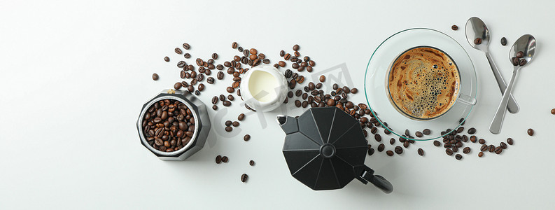 饮料组合摄影照片_平躺式组合物，在白色背景上配有咖啡时间配饰、文字空间和顶视图