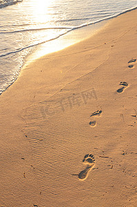 日出沙滩上的脚印