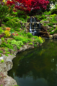 池塘瀑布摄影照片_层叠的瀑布和池塘