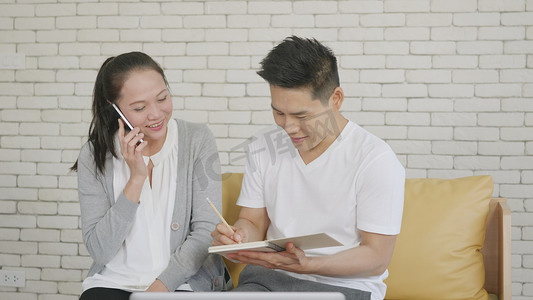 家庭夫妻丈夫和妻子工作确认预订有通话电话