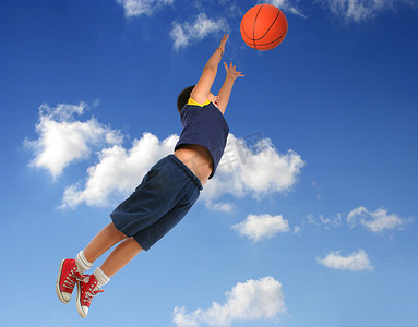 nba球衣摄影照片_打篮球的男孩。