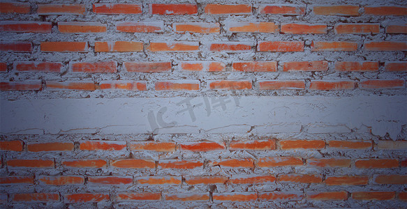 破旧质感背景摄影照片_古色古香的旧空砖墙漆成质感破旧的红棕色墙宽垃圾砖墙破旧的建筑，石膏抽象网横幅白色复制空间横跨