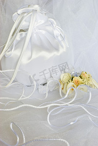 面纱上的婚礼鲜花和新娘包