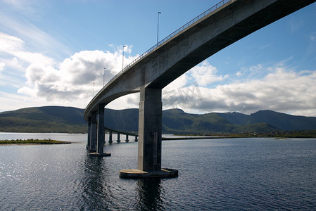 弧形桥摄影照片_挪威的弧形桥