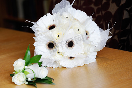 婚礼胸花摄影照片_新娘白色花束和母亲胸花