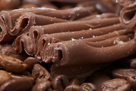 多汁的巧克力在咖啡粒上，特写宏观