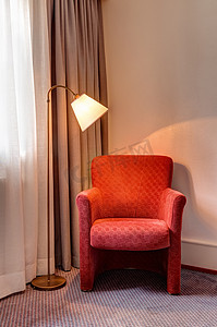 亮灯的家摄影照片_房间角落的红色扶手椅和灯
