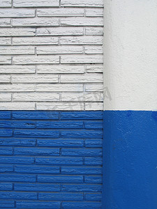 蓝色和白色砖墙