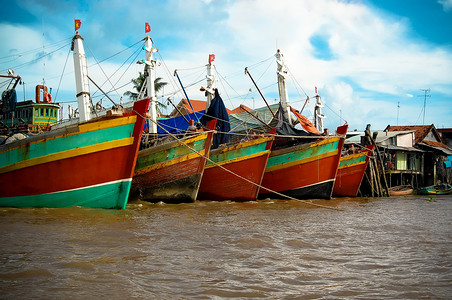 湄公河三角洲港口的船只