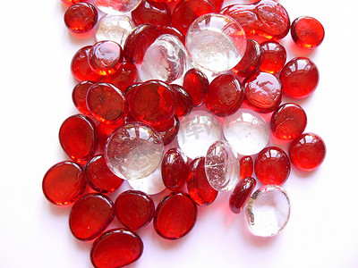 红色透明玻璃摄影照片_红色和透明玻璃珠