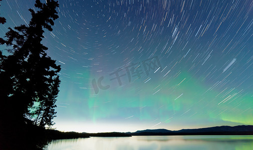 极光线条摄影照片_拉伯格湖 startrails 北极光展示