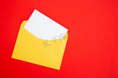 红色背景上的彩色纸信封