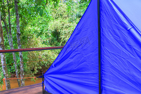 关闭帐篷蓝色住宿露营在森林里放松
