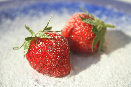 盘子里的草莓摄影照片_蓝色盘子里的草莓