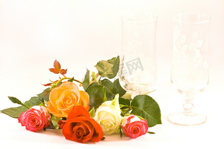 五朵玫瑰和两朵手工雕刻的眼镜