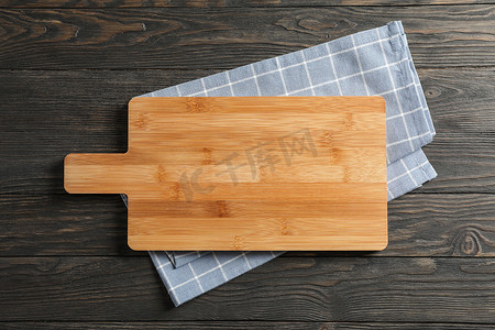 木制背景上带厨房毛巾的切板，文字空间