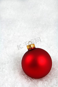 雪中​​的红色圣诞球